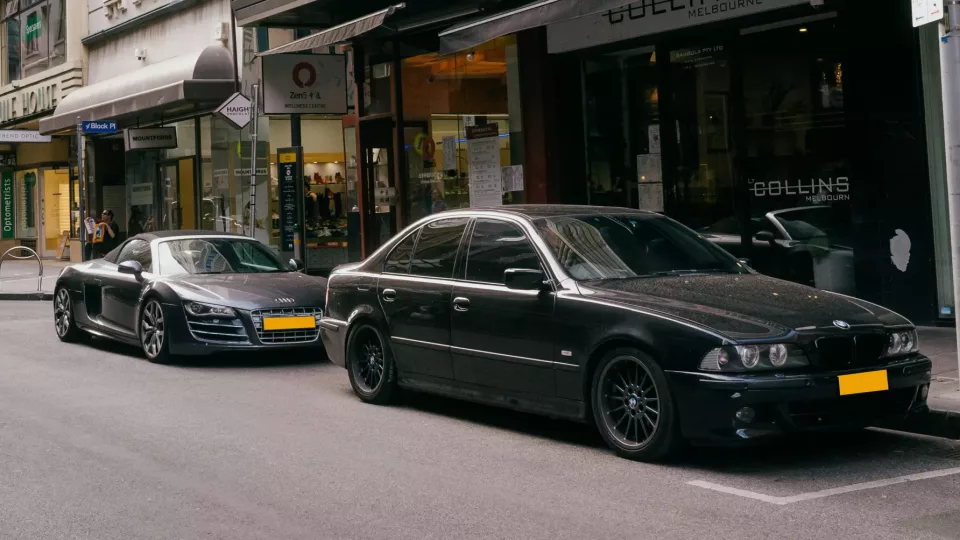 nguyen_minh-bmw-5-serie-e39-audi-r8-straat-geparkeerd.webp